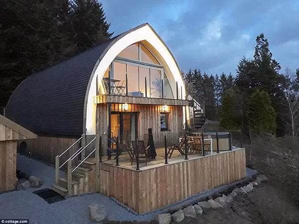 Ngôi nhà được gọi là Jill Strawbale, nằm trên Strontian gần Fort William,...