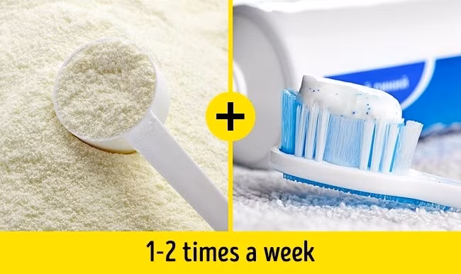 2. Sữa bột và kem đánh răng Nếu nhà bạn có sữa bột hãy thử ngay mẹo làm trắng răng bằng nguyên liệu độc đáo này. Bạn hãy lấy kem đánh răng lên bàn chải như bình thường, sau đó rắc sữa bột lên trên và bắt đầu đánh. Làm 1 - 2 lần/tuần để có hiệu quả tốt nhất.