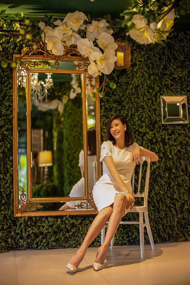 Cô cũng rất chăm chỉ chăm sóc da, dung hòa giữa công việc và nghỉ ngơi. Diện trang phục của NTK Công Trí, Hoa hậu Việt Nam 1992 khoe vẻ đẹp sang trọng, tinh tế khiến các cô gái trẻ cũng phải ghen tị.