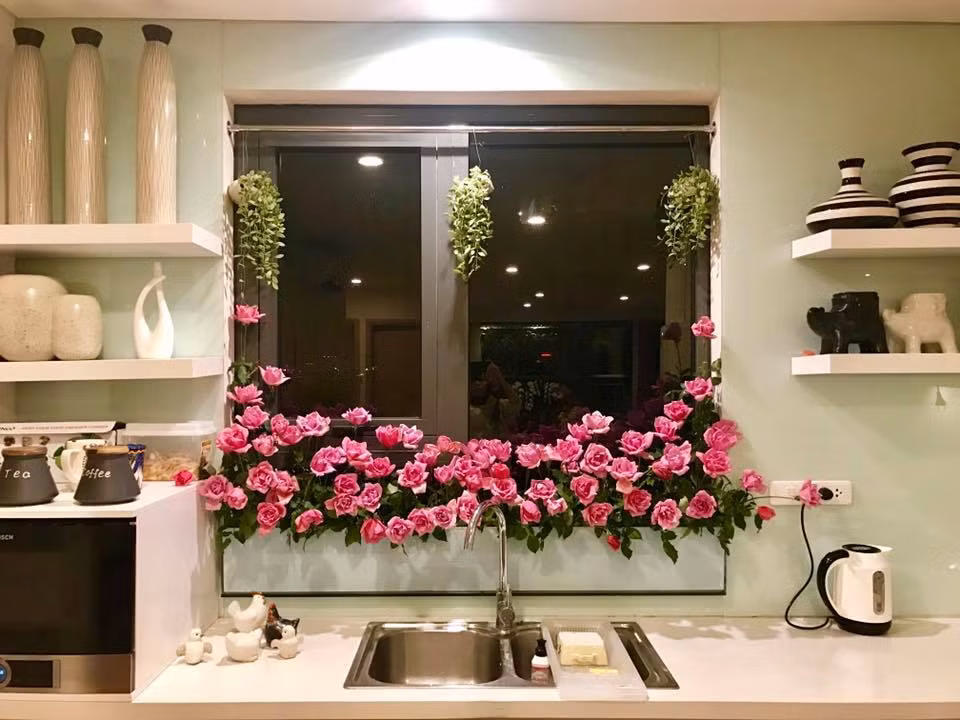 Căn bếp không chỉ là nơi tạo ra những món ăn ngon, lưu giữ những khoảnh khắc sum họp quây quần của các thành viên trong gia đình sau một ngày dài mà còn tạo ấn tượng cho những người đến thăm nhà. Chính vì thế, chị Trần Diệu Thúy (Hà Đông, Hà Nội) đã sáng tạo thêm cả một "vườn hoa" trên cửa sổ nhà bếp, nơi chị dành thời gian nấu nướng những bữa cơm gia đình.