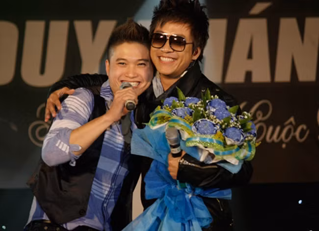 Cuoc song hien tai cua nam ca sy nang ganh tra no tien ty cho me-Hinh-2