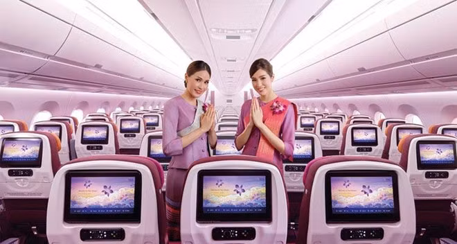 Bên cạnh đó, không thể không nhắc đến đồng phục màu tím độc đáo của các tiếp viên Thai Airways. Đây cũng được xem là một trong những bộ đồng phục hàng không đẹp nhất. Màu tím là màu của sự chung thủy, nhớ thương. Liệu đây có phải là thông điệp mà Thai Airways muốn gửi gắm đến những “thượng đế” của mình? Ảnh: Thai Airways.