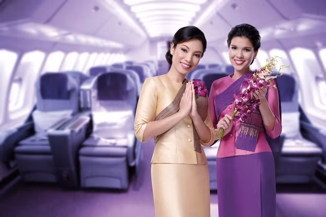Đội ngũ tiếp viên của Thai Airways International cũng được đánh giá rất cao. Hãng này rất chú trọng đến từng tiểu tiết nhỏ nhất để mang tới cho hành khách những tiện nghi và trải nghiệm tốt nhất khi sử dụng dịch vụ. Ảnh: Thai Airways.