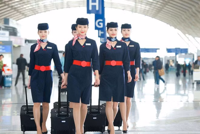 Xuất hiện trong chiếc váy màu xanh hải quân, các nữ tiếp viên của Hãng hàng không Thượng Hải luôn mang tới cho hành khách sự chuyên nghiệp và cuốn hút. Ảnh: SCMP.