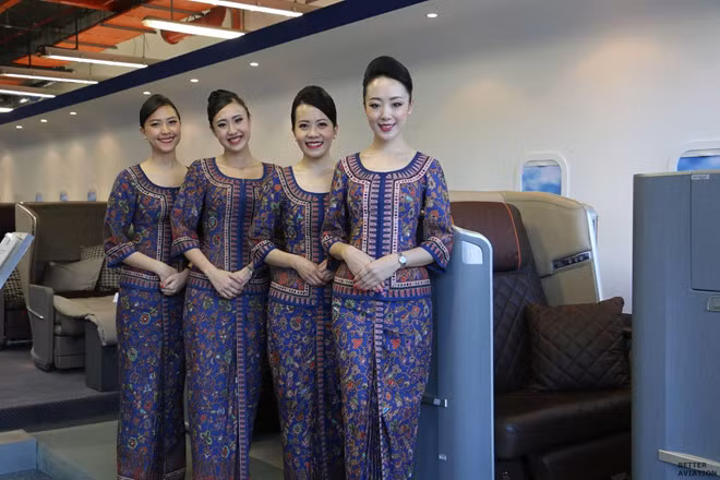 Trang phục Sarong kebaya của đội ngũ tiếp viên được thiết kế bởi thương hiệu Balmain đã gây được ấn tượng mạnh đối với những ai đã từng sử dụng dịch vụ của hãng. Hình ảnh những cô gái Singapore luôn nở nụ cười rạng rỡ trong bộ trang phục truyền thống nhưng vẫn có nét hiện đại đã trở thành biểu tượng của Singapore Airlines. Ảnh: Aviation Geek.