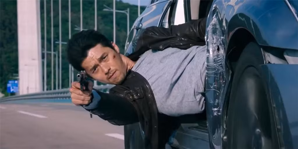 Hyun Bin: Với những pha rượt đuổi và hành động gắn liền xe hơi, đạo diễn thường sẽ làm việc với diễn viên đóng thế để đảm bảo an toàn cho các ngôi sao lớn. Thế nhưng trường hợp của Hyun Bin trong Confidential Assignment lại rất đặc biệt. Anh tự mình thực hiện khoảnh khắc nhoài người ra khỏi cửa xe hơi và đọ súng khi đang rượt đuổi trên đường. Biểu cảm điềm tĩnh, ánh mắt lạnh lùng của Hyun Bin khi thực hiện cảnh quay nguy hiểm trên đã gây ấn tượng mạnh mẽ với người xem.