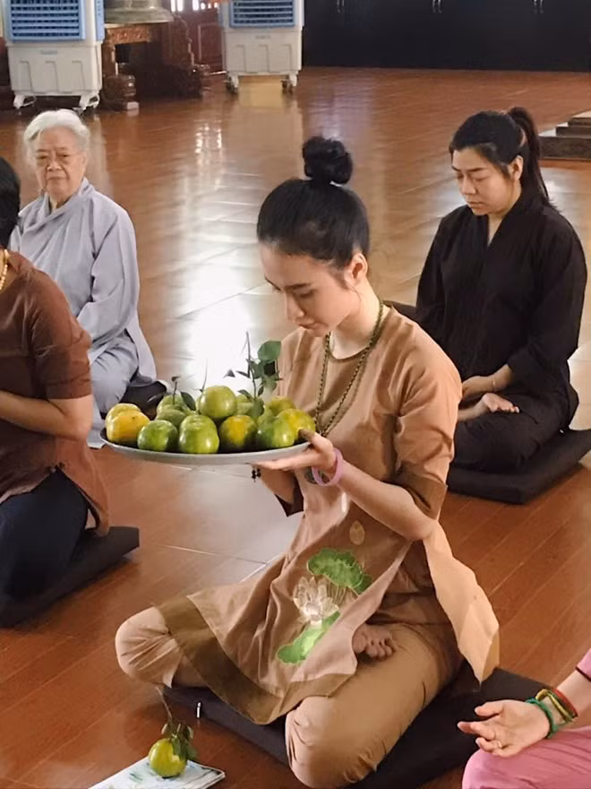 Tuy nhiên, gần 1 năm trở lại đây Angela Phương Trinh khiến nhiều người ngỡ ngàng với hình ảnh kín đáo, mộc mạc. Sau thời gian "nổi loạn", người đẹp sinh năm 1995 khoe vẻ đẹp nhẹ nhàng, thanh thoát trong những bộ đồ phật tử, ăn chay, tụng kinh. Việc thay đổi 180 độ từ nghiện khoe thân sang lối sống giản dị của Angela Phương Trinh nhận được những phản hồi tích cực.