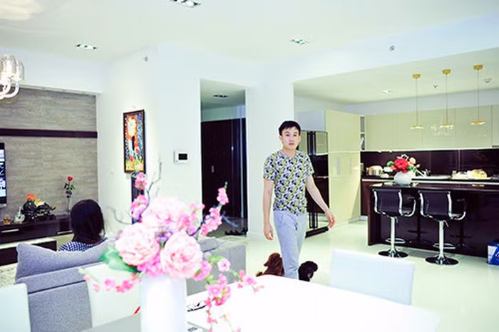 Ngoài quần áo, Dương Triệu Vũ còn sở hữu rất nhiều giày bao gồm đủ loại vừa là giày đi diễn, vừa đi chơi hàng. Dù sống độc thân nhưng nam ca sĩ luôn để nhà cửa của mình rất gọn gàng, sạch sẽ. Ngay đến cả phòng tắm Triệu Vũ cũng rất cầu kì trong cách trang trí vô cùng đẹp mắt để anh có thể thả mình thư giãn sau những giờ làm việc mệt mỏi.