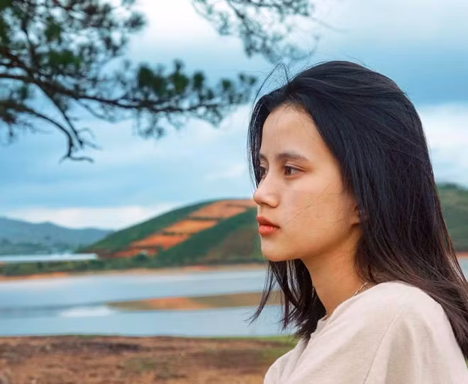 Chia sẻ với Zing.vn, Như Mẫn cho biết tên của cô do mẹ đặt, có nghĩa là thông minh, minh mẫn. 10X nói thêm cô sống khép kín, khó tiếp xúc với người lạ nên không có nhiều cơ hội được biết đến.