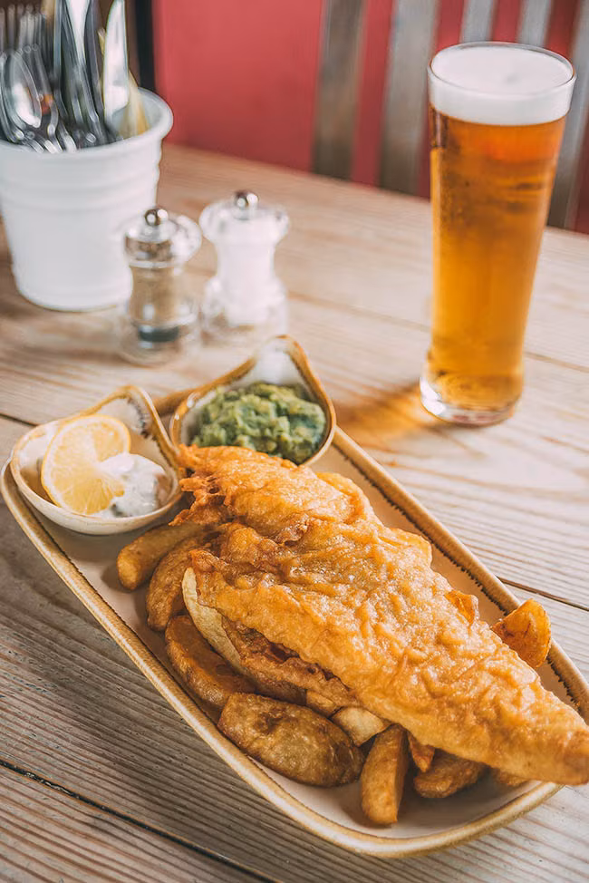 1. Fish and Chips Đây được coi là món ăn phổ biến nhất trong tất cả các bữa ăn của Anh và được khá nhiều người thích. Những con cá được bọc bởi lớp bột chiên giòn rụm, ăn kèm với khoai tây chiên.