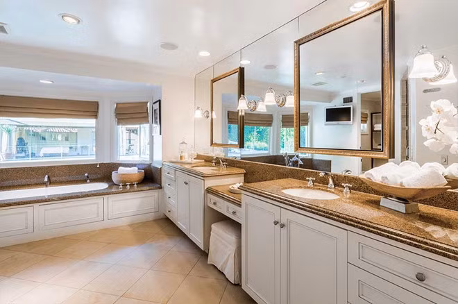 Phòng tắm chính sang trọng, được trang bị đầy đủ, và có hẳn một khu vực dành cho việc xông hơi.