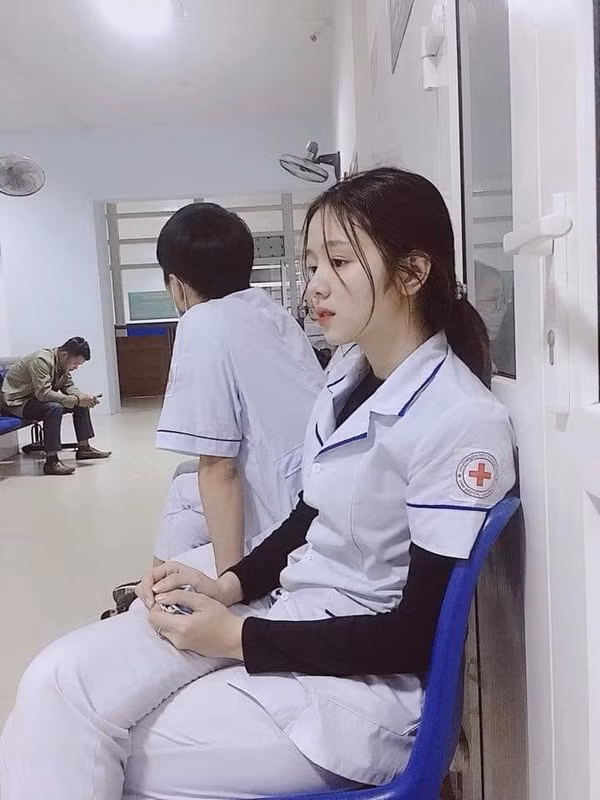 Nu dieu duong ngu gat vo tinh de lo goc nghieng than thanh
