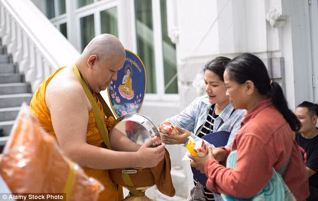 30 van nha su Thai Lan thua can vi do an dan cho