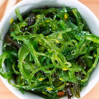 Đã có nhiều nghiên cứu cho thấy rong biển giống như một loại thực phẩm 'tăng lực' tự nhiên dành cho tóc. Trong rong biển có chứa các acid giúp đào thải độc tố và cả các chất gây ung thư. Chính vitamin A, B và biotin là những thành phần quan trọng giúp tóc mọc nhanh hơn. Ảnh: Pinterest.