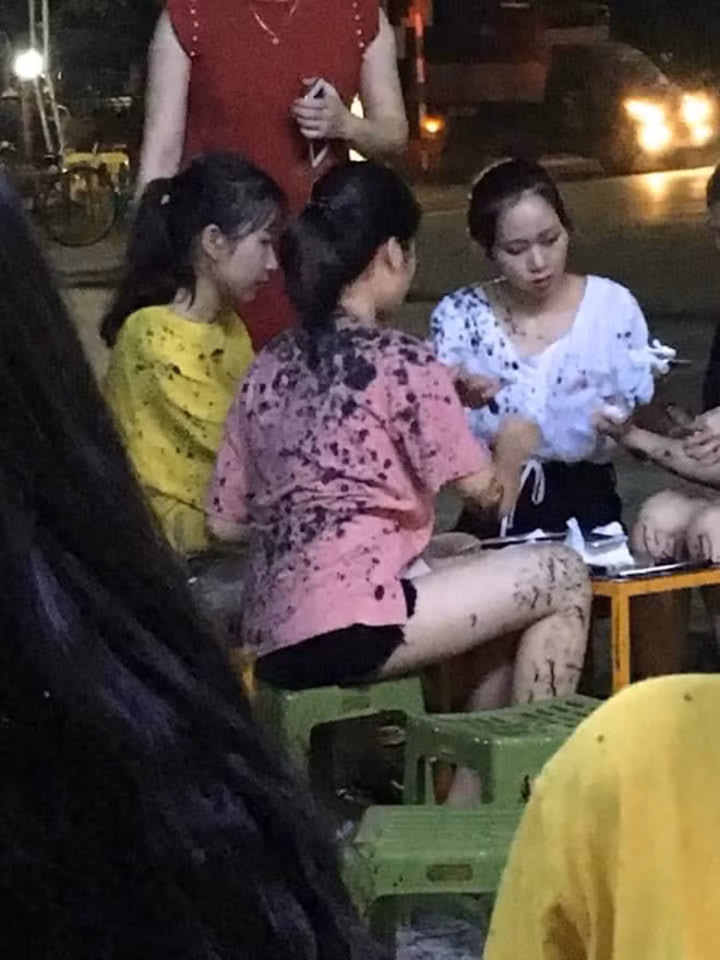 Khach hang ngoi uong tra chanh bi nem chat ban o Thai Nguyen