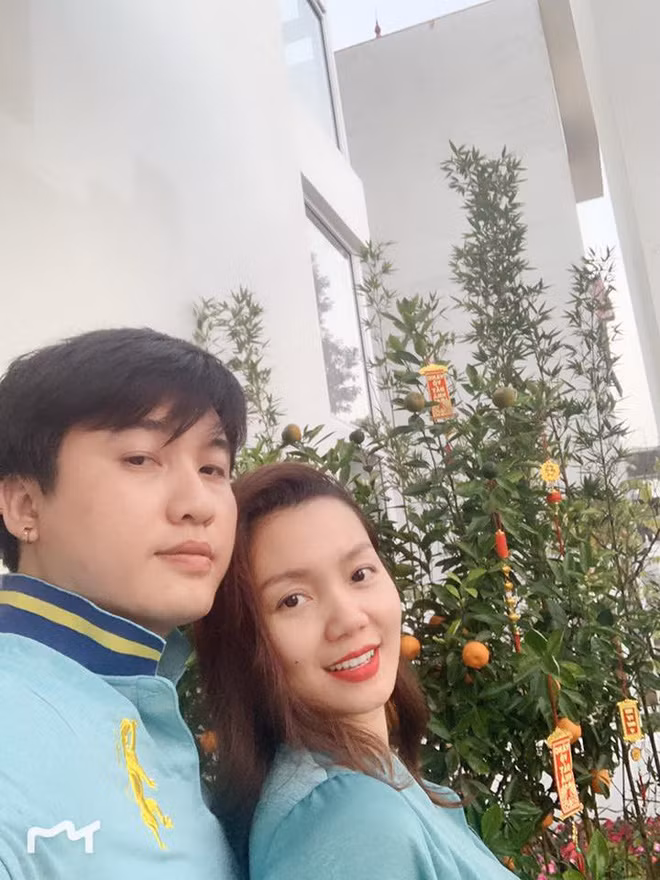 Ngọc Anh và bạn trai chụp ảnh trước căn biệt thự trong dịp Tết nguyên đán vừa qua.