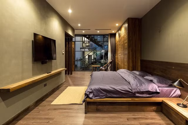 Do thiết kế lệch tầng, hệ cầu thang của ngôi nhà được thiết kế có độ dốc nhẹ. Trong các không gian sinh hoạt, chất xưa và hiện đại được đan xen hoàn hảo. Đan xen với những căn phòng toàn nội thất gỗ mộc hay hệ cửa bức bàn đúng chất xưa là những không gian mang tinh thần hiện đại, thư giãn đáp chí được yêu cầu cuộc sống. Tuy vậy nhờ chất liệu gỗ và nội thất mà các không gian vẫn giữ được sự đồng nhất.