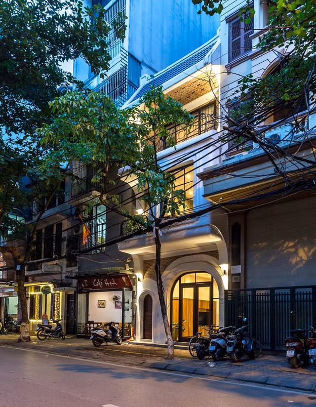 Ngôi nhà có diện tích 110m² này tọa lạc trên con phố Triệu Việt Vương, Hà Nội, một con phố vừa đủ bình yên nhưng vị trí cũng rất trung tâm. Và vì thế giá đất ở đây hiển nhiên cũng rất cao. Bỏ qua yếu tố giá cả đất đai hay vị trí vàng đáng mơ ước, điều khiến người ta phải trầm trồ ở ngôi nhà là thiết kế ấn tượng. Ngôi nhà 4 tầng này gửi gắm câu chuyện về ấu thơ thiếu thốn về điều kiện kinh tế của gia chủ, khi đó mọi sinh hoạt của gia đình rất gắn bó với những tán cây xanh mướt mát trong vườn.