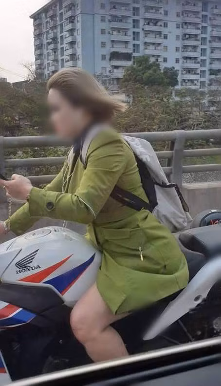 Co gai lai xe phan khoi lon bi 'nem da' vi lang lach tren duong-Hinh-2
