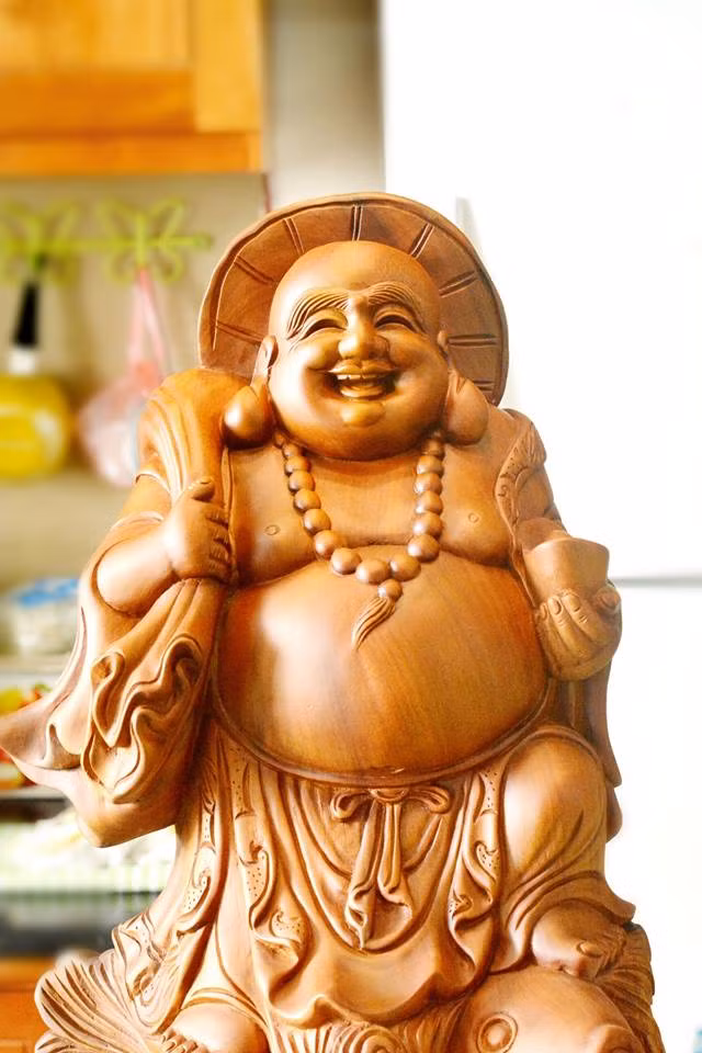 Tượng Phật Di Lạc: Khi trong nhà gia chủ có đặt tượng Phật Di Lặc có chiếc bụng lớn chứa đầy của cải, tài lộc và nụ cười hồn hậu sẽ mang tới sự may mắn cho gia chủ. Những người làm kinh doanh buôn bán thường đặt tượng Phật Di Lạc trong nhà mình để mong sự may mắn phúc hậu của ngài sẽ giúp cho công việc làm ăn được như ý phát tài. 