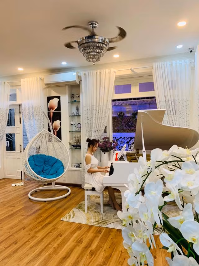Hoa lá mùa xuân tràn từ ngoài vườn vào trong nhà. Vy Oanh đang có cuộc sống thực sự "trong mơ".