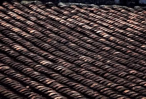Ngói của căn nhà được xếp thành 2 lớp.
