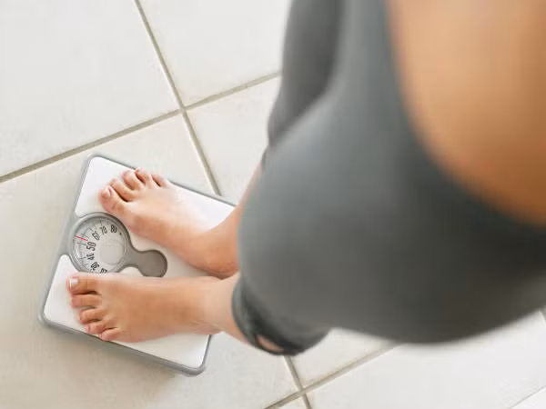 Giảm cân đột ngột: Nếu đột nhiên bạn bị giảm cân nhanh chóng mà không trải qua bất kỳ sự thay đổi nào cả về tập luyện hay ăn uống thì đây có thể là dấu hiệu sớm của bệnh ung thư. Theo các chuyên gia, giảm cân đột ngột là biểu hiện ban đầu của bệnh: ung thư tụy, ung thư phổi và ung thư dạ dày…