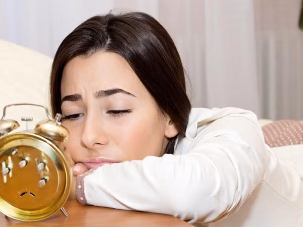 Chảy máu giữa thời kỳ kinh nguyệt: Theo các chuyên gia, nếu phụ nữ có một chút máu trong thời gian không có kinh nguyệt thường sẽ bắt nguồn từ việc thay đổi hormone cơ thể, viêm cổ tử cung, căng thẳng quá mức hoặc bị loãng máu. Tuy nhiên, bạn cũng nên đi kiểm tra sức khỏe bởi đây cũng là dấu hiệu của bệnh ung thư nội mạc tử cung…