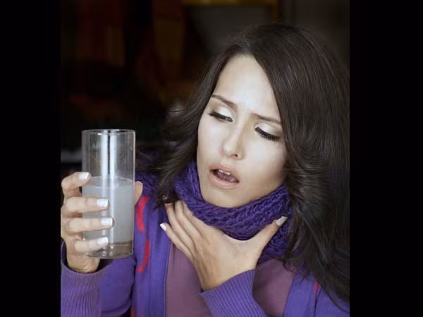 Nuốt khó: Nuốt khó có thể xảy đến với một số người bị viêm hay sưng cổ họng. Nhưng ở một số trường hợp, thường xuyên nuốt khó là dấu hiệu của bệnh ung thư như: ung thư miệng, ung thư vòm họng hoặc ung thư thực quản.