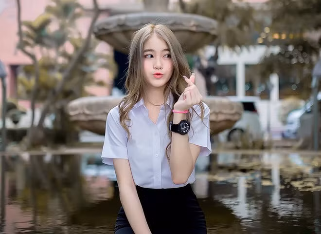 Nhờ vẻ ngoài dễ thương, Pimploy được dân mạng Thái Lan gọi là "hot girl học trò" hay "hot girl đồng phục". Cô cũng là gương mặt mẫu ảnh, quảng cáo nổi tiếng xứ Chùa Vàng.