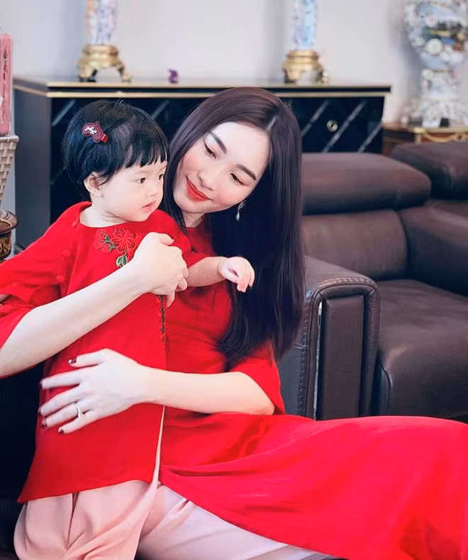 Nội thất phía trong căn biệt thự cũng rất xa hoa.