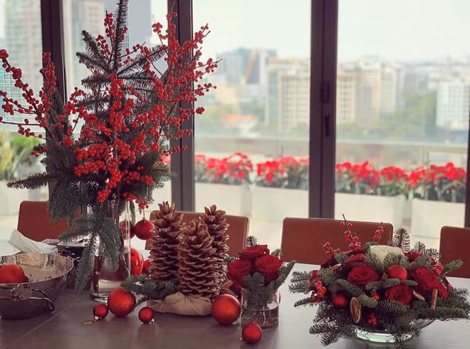 Bàn ăn được trang trí rất ấm cúng vào dịp Giáng sinh vừa qua.