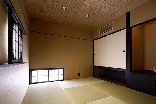 Phòng ngủ vẫn mang hơi hướng truyền thống Nhật Bản là không có giường, chỉ dùng chăn đệm trải trên sàn để ngủ vào buổi tối.
