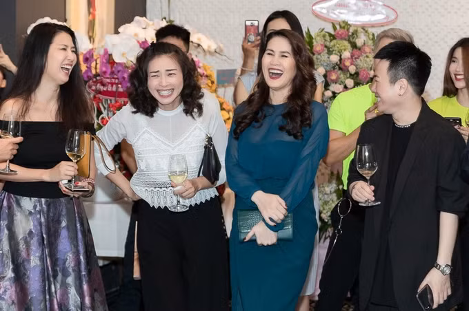 Thân Thúy Hà và Ngô Thanh Vân (áo trắng) cười to khi Xuân Lan nói vui: "Ai dùng mỹ phẩm của tôi sẽ sớm đẹp ra và lấy chồng. Tuy nhiên, riêng với Ngô Thanh Vân thì chưa chắc vì chị dữ quá, suốt ngày cầm cục gạch đòi đánh người ta". Xuân Lan muốn nhắc đến hoạt động quảng bá phim Hai Phượng của Ngô Thanh Vân thời gian qua. "Đả nữ" thường bất ngờ xông vào các rạp chiếu, vừa đi vừa hỏi: "Con tao đâu?" giống tình tiết trên phim.