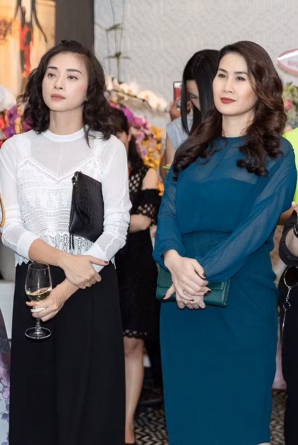 Diễn viên Thân Thúy Hà ra về ngay khi sự kiện kết thúc để cho con bú. Cô sinh năm 1978, là một trong những người mẫu nổi tiếng trên sàn catwalk Việt, cùng thời với Thanh Hằng, Xuân Lan... Sau khi từ bỏ nghề mẫu, cô chuyển sang đóng phim truyền hình.