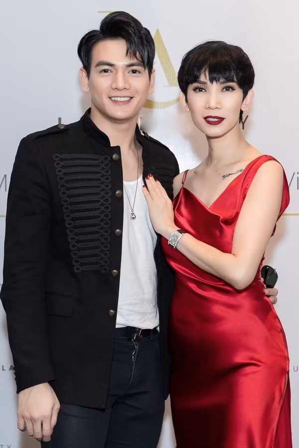 Diễn viên Gái già lắm chiêu 2 Lê Xuân Tiền mặc thanh lịch với tông trắng, đen.