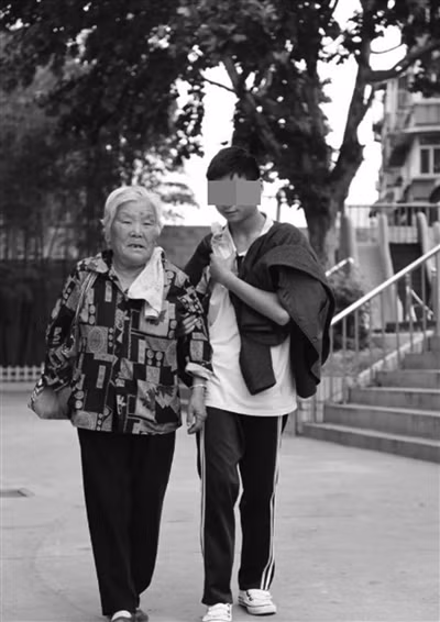 Nghẹn lòng hình ảnh bà nội 80 tuổi chờ cháu trai bị thiểu năng - Hình 2 Nghen long hinh anh ba noi 80 tuoi cho chau trai bi thieu nang-Hinh-2