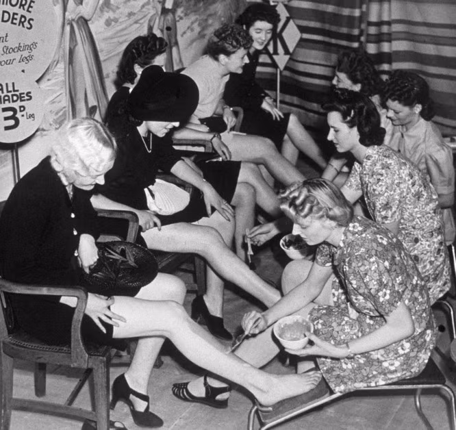 10. Phụ nữ dùng tất phun thay vì dùng quần tất, năm 1941. Ảnh: BrightSide