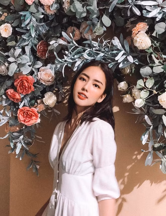 Phương Lan sở hữu gương mặt nhỏ nhắn, xinh đẹp tự nhiên với vóc dáng chuẩn. Khi được hỏi về chuyện tình cảm hiện tại, 9X cho biết cô vẫn đang độc thân và muốn dành toàn bộ thời gian cho công việc, đam mê yoga và chưa nghĩ đến việc có bạn trai.