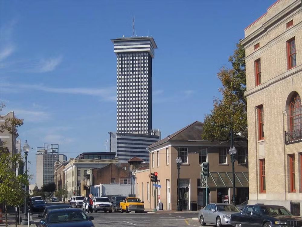 5. Plaza Tower Plaza Tower cao 162m, 45 tầng là tòa tháp lớn thứ ba ở New Orleans và bang Louisiana, Mỹ. Tháp Plaza thống trị "đường chân trời" thành phố kể từ khi hoàn thành vào năm 1969. Tuy nhiên, tòa nhà ngừng hoạt động vào năm 2002. (Ảnh: Medium)