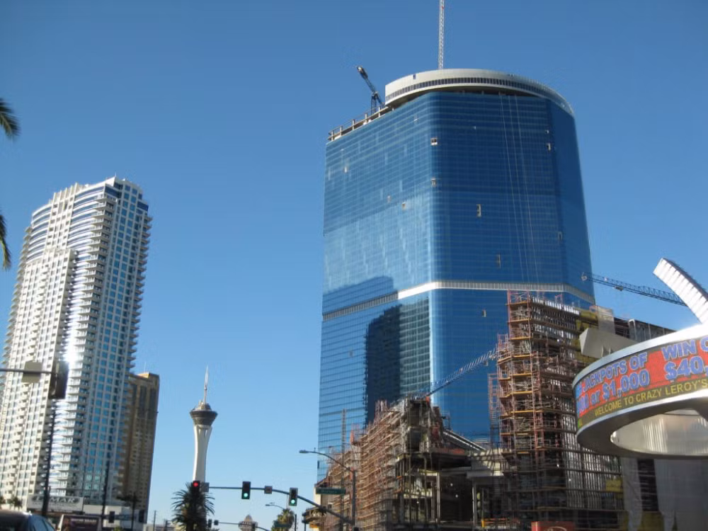 2. Fontainebleau Resort Khách sạn Fontainebleau cao 224m, gồm 68 tầng tại Las Vegas (Mỹ) hoàn thành khoảng 70% diện tích xây dựng và dừng thi công hoàn toàn vào năm 2009. Kể từ đó đến nay, tòa nhà nằm giữa kinh đô sòng bạc này vẫn bị bỏ hoang. (Ảnh: Medium)