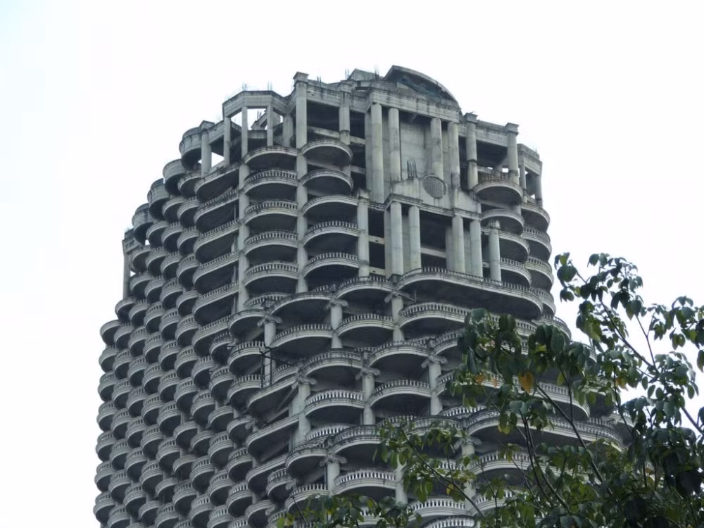 4. Sathorn Unique Tower Toà nhà Sathorn Unique còn được gọi là "Ghost Tower" tại Thủ đô Bangkok (Thái Lan) rất cuốn hút những người ưa mạo hiểm, sẵn sàng liều mình để khám phá bên trong. Tòa nhà 49 tầng (cao 185m) bắt đầu được xây dựng vào những năm 1990, nhưng tới năm 1997 bị dừng thi công do khủng hoảng tài chính châu Á. (Ảnh: Medium)