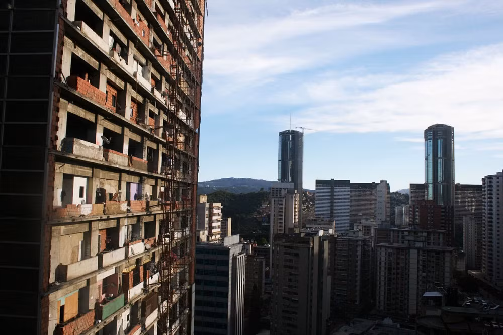 3. Torre David Tòa nhà 45 tầng (cao 190m) tại Thủ đô Caracas của Venezuela bắt đầu được xây dựng vào năm 1990 và dừng thi công do khủng hoảng tài chính tại nước này cùng cái chết của chủ đầu tư J. David Brillembourg. Công trình từng là nơi cư trú của khoảng 3.000 người vô gia cư, tạo thành "khu ổ chuột cao nhất thế giới". Tuy nhiên, tất cả bị đuổi khỏi đây vào năm 2014. (Ảnh: Medium)