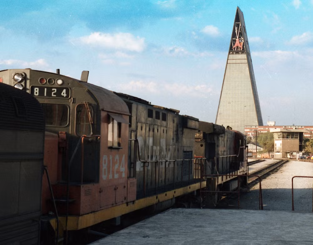 8. Torre Insignia Torre Insignia được xây dựng vào năm 1962 dành cho Ngân hàng Công vụ Quốc gia tại thành phố Mexico. Sau trận động đất vào năm 1985, toà tháp 25 tầng này bị bỏ hoang. Năm 2008, toà nhà được bán cho một công ty bất động sản của Mỹ và bắt đầu quá trình tu sửa từ năm 2011 đến nay. (Ảnh: Medium)