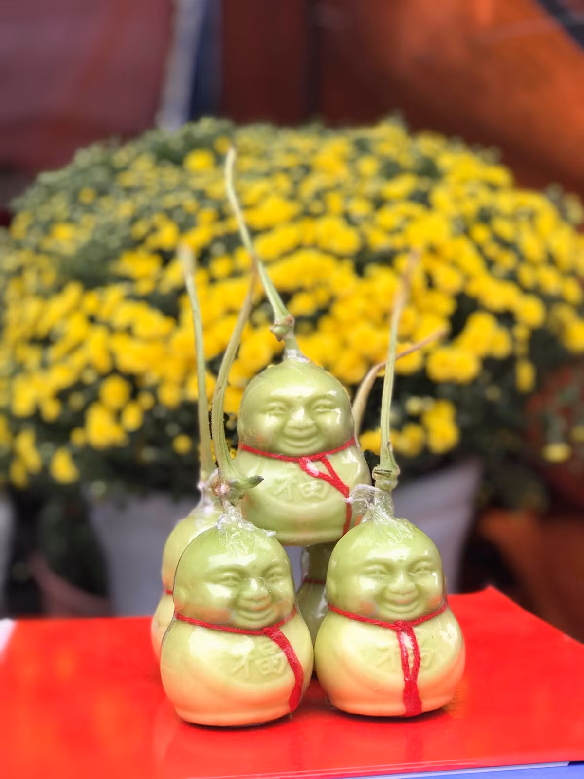 Theo quan điểm của người mua thì những trái dưa lê Thần Tài này có vẻ ngoài đẹp mắt với hình mặt cười phúc hậu, được khắc chữ nổi trên bụng, dùng thắp hương hay biếu đều rất đẹp và ý nghĩa. Chị Ngô Thanh Hòa, một người mua loại dưa lê này chia sẻ: "Quả dưa lê Thần Tài mang ý nghĩa cầu dồi dào tiền tài và may mắn, khi chín sẽ chuyển màu vàng trắng trông rất phúc hậu. Đây là loại quả được tạo hình, mua về có thể để bày ban thờ được từ 1-2 tháng không lo thối hỏng vì chúng có chất bảo quản. Theo đó, mọi người chỉ nên mua về thờ chứ không nên ăn chỉ nên trưng bày cho đẹp”.