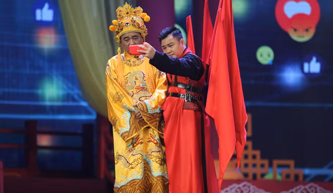Ở Táo quân 2018, Tự Long vào vai Táo xã hội. Trong phần thi Hoa hậu Táo, Táo xã hội đã trình diễn một bộ trang phục khá lạ mắt, với 6 cây cờ cắm sau lưng như đang diễn tuồng. Nhưng ít ai biết rằng, bộ đồ Tự Long mặc thực chất được cosplay lại từ bộ trang phục vedette, mà người mẫu Võ Hoàng Yến từng mặc trong Tuần lễ thời trang Quốc tế - Vietnam International Fashion Week 2017.