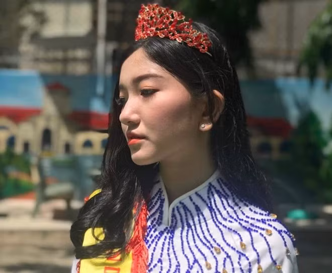 10X chia sẻ trước đây từng thử sức ở cuộc thi Duyên dáng áo dài nữ sinh Tân Phú nhưng chỉ đạt giải khuyến khích. "Với mình, đây là thời điểm quan trọng và phải đặt việc học lên đầu tiên. Trong năm tới, mình sẽ dự thi vào trường Đại học Khoa học Xã hội và Nhân văn", 10X nói.