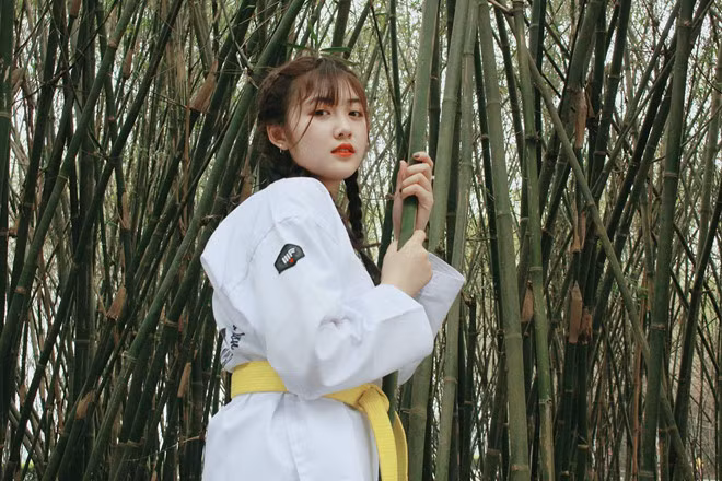 Lê Thị Tuệ Linh (sinh năm 1999), sinh viên ngành Quản trị Kinh doanh, Học viện Công nghệ Bưu chính Viễn thông, được dân mạng chú ý sau tấm ảnh của cô đăng trên diễn đàn trai xinh, gái đẹp. Chia sẻ với Zing.vn, Tuệ Linh cho biết cô có niềm đam mê đặc biệt với Taekwondo và theo học môn võ này đã nhiều năm.
