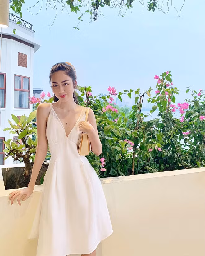 Trên trang cá nhân gần 140.000 người theo dõi, Mai Vân Trang thường đăng story về làm đẹp, về quan điểm sống, cách yêu thương bản thân. Ngoài ra, cô chăm chỉ khoe ảnh tình cảm với bạn trai nhưng luôn khéo léo dùng sticker che kín nửa kia khiến nhiều người tò mò. Mới đây, 9X vướng vào "lùm xùm" khi đăng story đêm nhạc Truyện ngắn của ca sĩ Hà Anh Tuấn dù trước đó, ban tổ chức chương trình đã đưa ra thông báo không được phép quay phim, chụp hình show diễn để tránh ảnh hưởng người xem sau. Sau đó, Mai Vân Trang đã đăng tải dòng xin lỗi và khẳng định sẽ không để sự việc tương tự xảy ra.