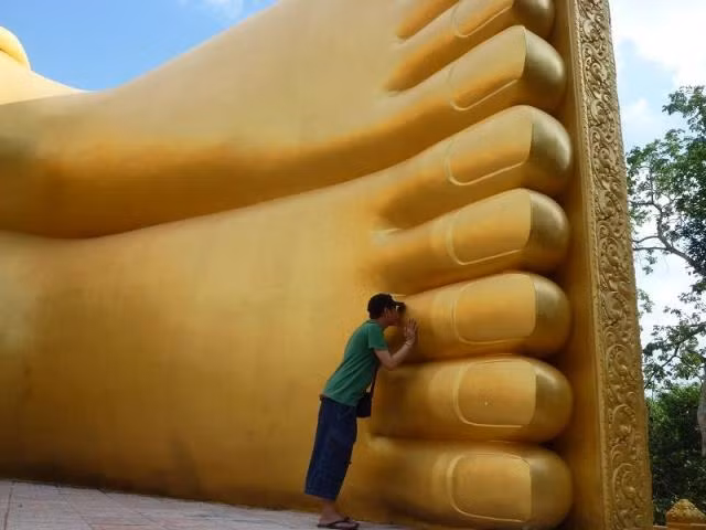 Chạm vào tượng Phật lấy may.